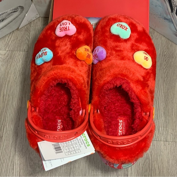Crocs SWEETHEARTS Collab Mens Size 11 Hearts Valentines Shoes Clogs Red Fuzzy - Picture 8 of 11